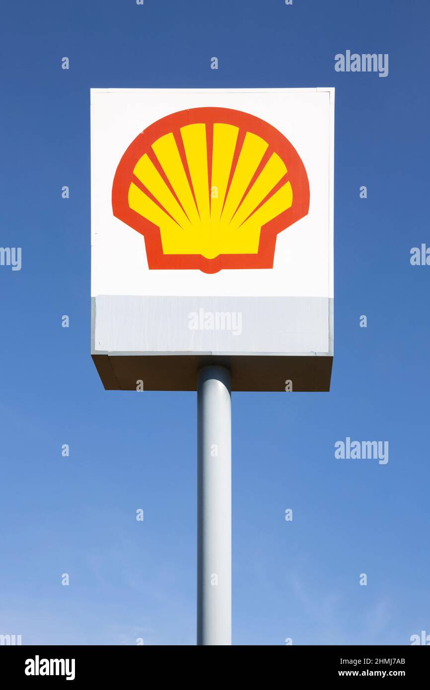 MADRID, SPANIEN - 6. FEBRUAR 2022: Plakatwand für Shell-Gas- und Tankstellen isoliert am blauen, klaren Himmel. Stockfoto