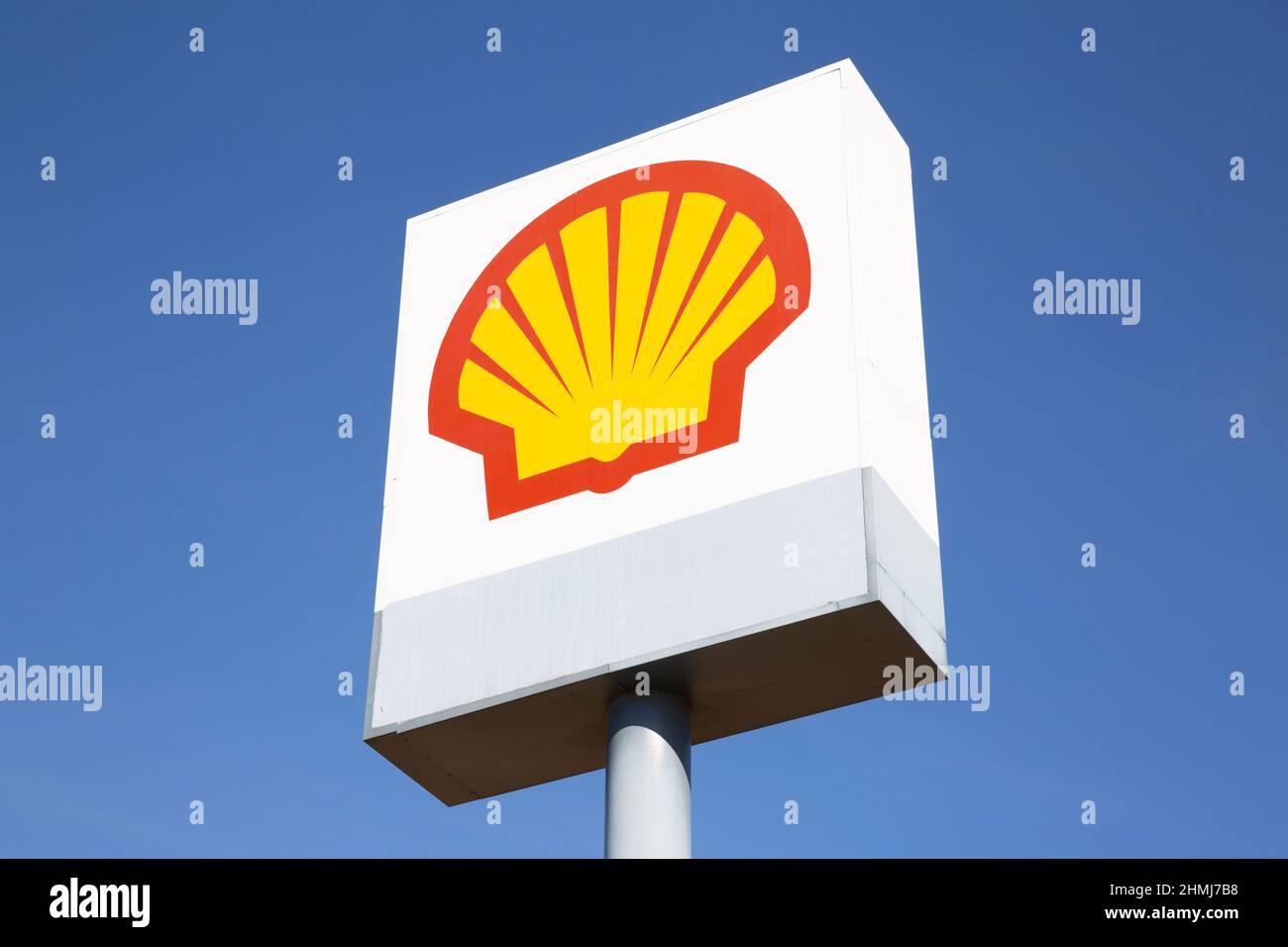 MADRID, SPANIEN - 6. FEBRUAR 2022: Plakatwand für Shell-Gas- und Tankstellen isoliert am blauen, klaren Himmel. Stockfoto