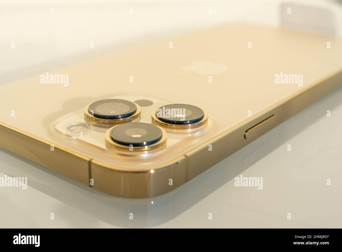 Nizza, Frankreich - 13.12.2021 das neue Smartphone des iPhone 13 Pro Max. Unscharfer Goldhintergrund, Makro-Nahaufnahme. Drei Nahaufnahme-Telefonkameras. Neues Technologiekonzept. Hochwertige Fotos Stockfoto