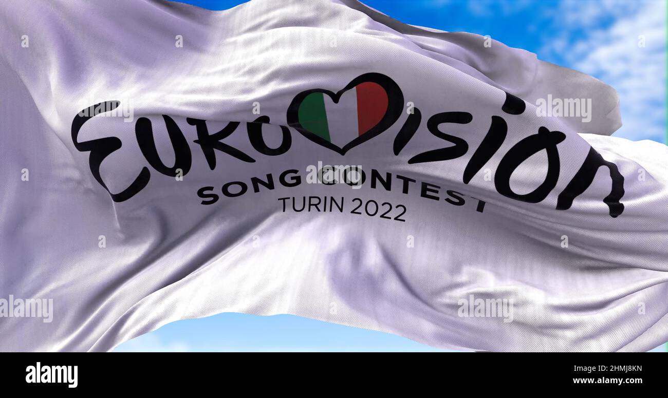 Turin, Italien, Januar 2022: Die weiße Flagge mit dem Logo des Eurovision Song Contest 2022 winkt im Wind. Die Ausgabe 2022 wird in Turin, I, stattfinden Stockfoto