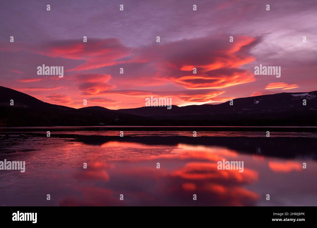 Sonnenaufgang über Loch Morlich und den Cairngorm Mountains, Cairngorms National Park in der Nähe von Aviemore, Badenoch und Strathspey, Schottland, Großbritannien Stockfoto