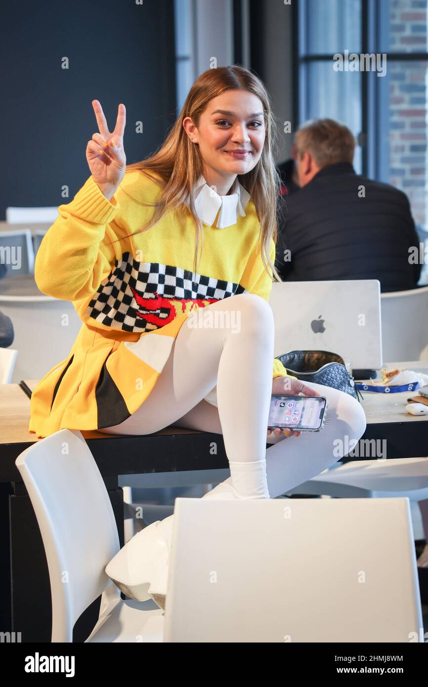 Hamburg, Deutschland. 10th. Februar 2022. Emily Roberts, eine der sechs Acts für die deutsche Vorrunde des Eurovision Song Contest (ESC), vor einer Online-Pressekonferenz des Norddeutschen Rundfunks (NDR). Am großen ESC-Tag der ARD am 4. März entscheidet das Publikum dann, wer beim ESC in Turin, Italien, für Deutschland auf der Bühne stehen wird. Quelle: Christian Charisius/dpa/Alamy Live News Stockfoto