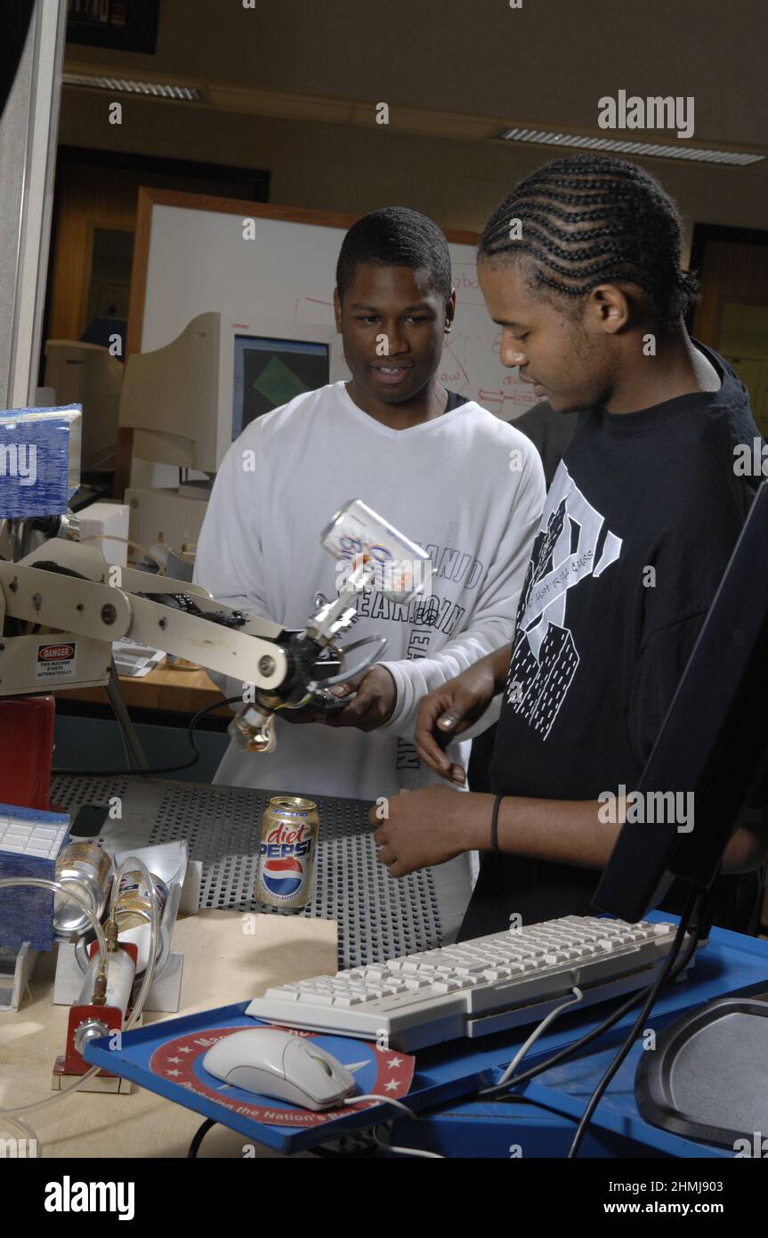 Houston, Texas, USA, 5. März 2007: Schwarze männliche Gymnasiasten arbeiten gemeinsam an einem Projekt im Robotik-Labor an der George Washington Carver Magnet High School for Science and Technology im Schulbezirk Houston-Aldine. ©Bob Daemmrich Stockfoto