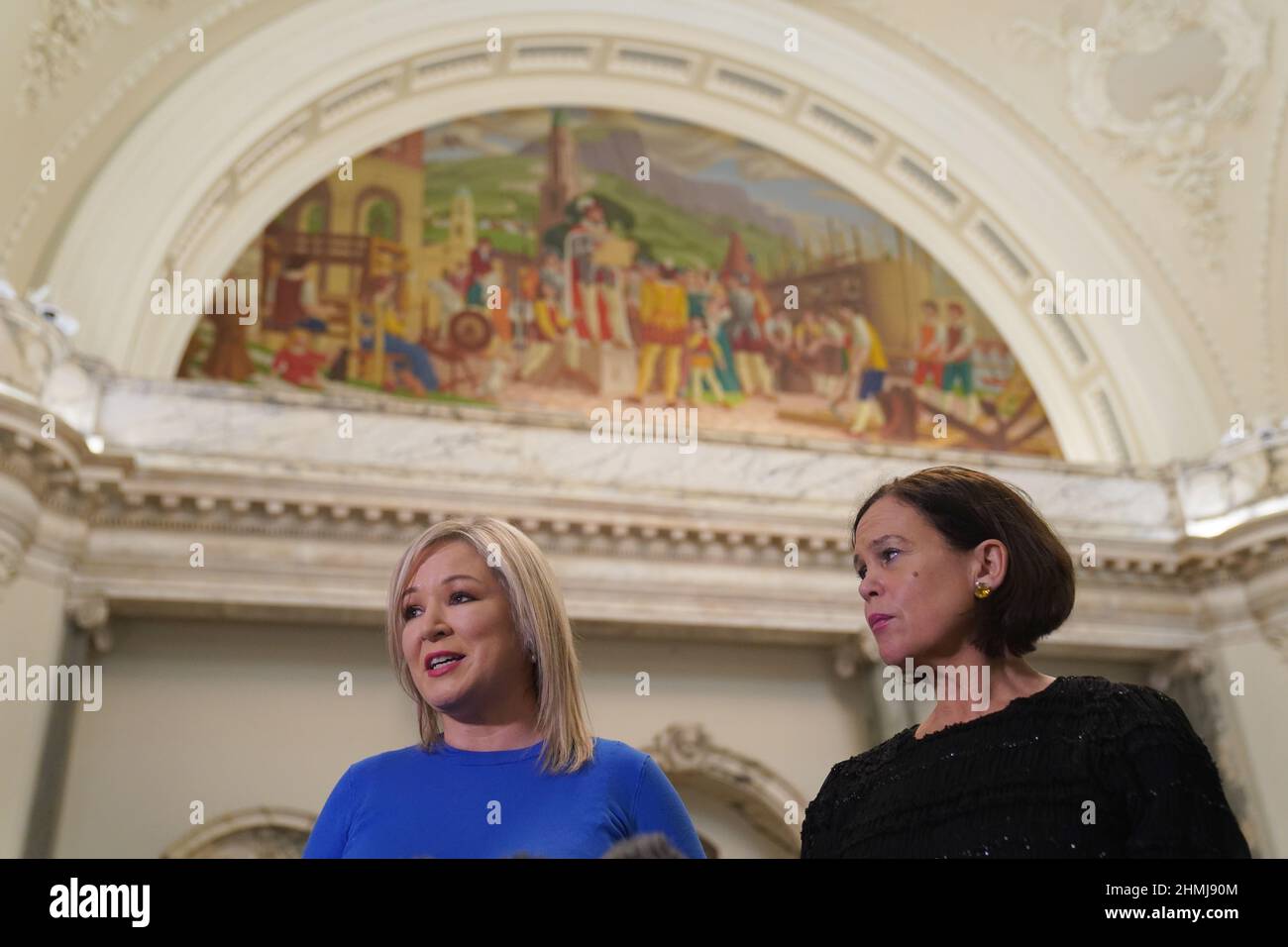 Mary Lou McDonald (rechts), Präsidentin von Sinn Fein, und Michelle O'Neill, Vizepräsidentin, sprechen vor den Medien im Rathaus von Belfast. Bilddatum: Donnerstag, 10. Februar 2022. Stockfoto