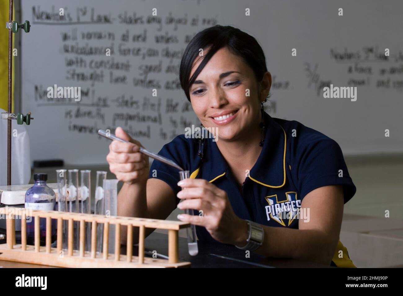 Hidalgo, Texas, USA, 26. Februar 2007: Hispanische Wissenschaftlerin in ihrem Klassenzimmer an der Hidalgo Early College High School in Südtexas. ©Bob Daemmrich Stockfoto