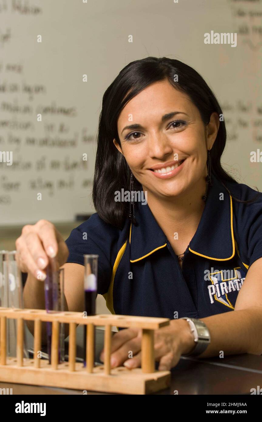 Hidalgo, Texas, USA, 26. Februar 2007: Hispanische Wissenschaftlerin in ihrem Klassenzimmer an der Hidalgo Early College High School in Südtexas. ©Bob Daemmrich Stockfoto