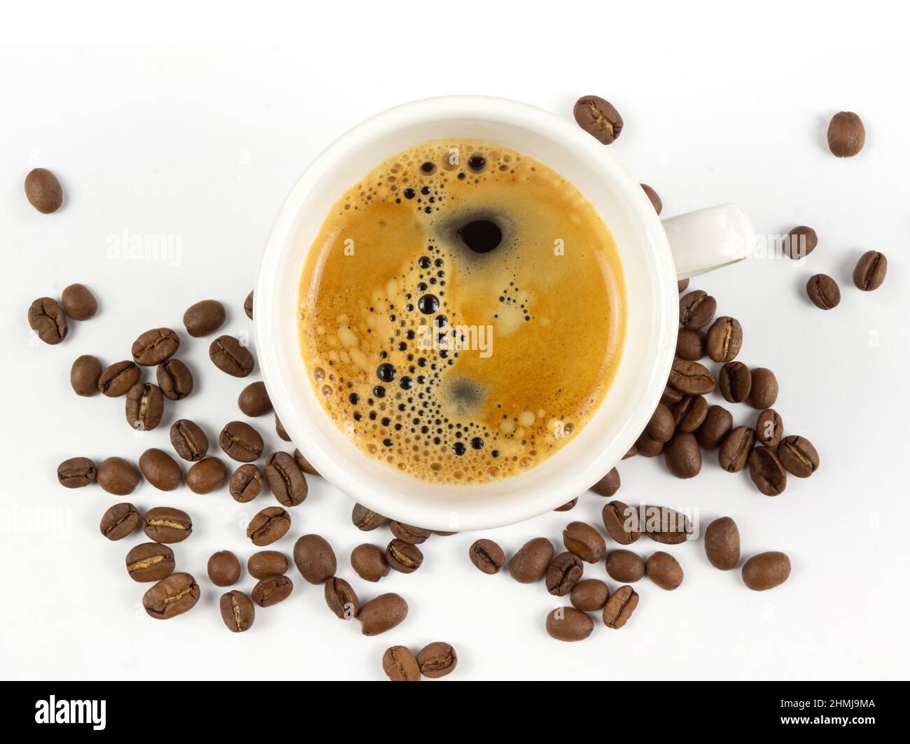 Eine Tasse Kaffee und Kaffeebohnen auf weißem Hintergrund Stockfoto