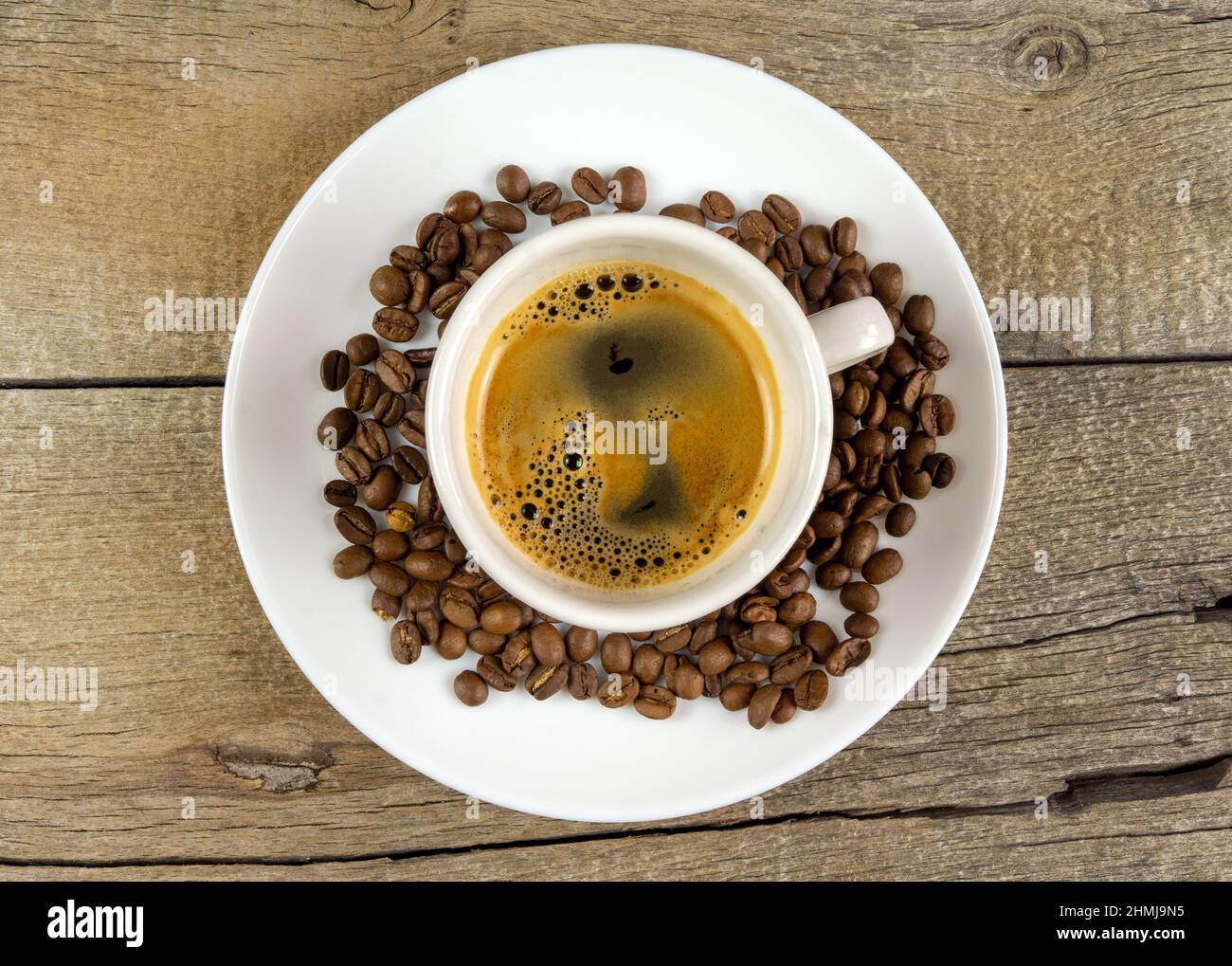 Eine Tasse Kaffee und Teller auf Holzbrett Stockfoto