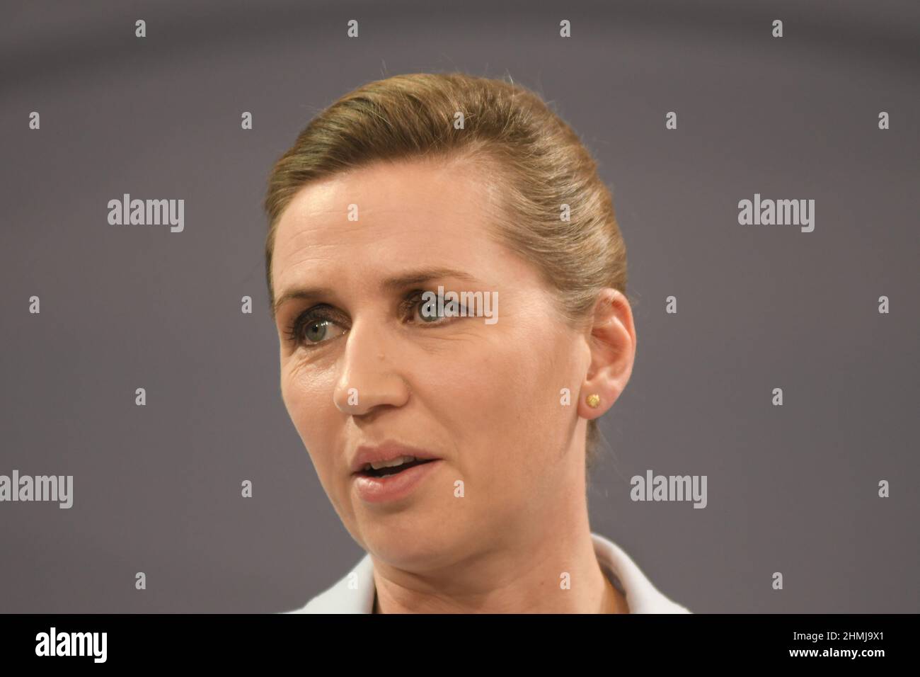 Kopenhagen/Dänemark./10. Februar 2022/Denamrk-Premierministerin Mette Frederiksen hält eine gemeinsame Pressekonferenz mit ihrem Verteidigungsminister zu ihrem lfet Morten Bodskov und zu ihrer Rechten Jeppe Kofod Miister für ausländische Affairns in Bezug auf ´Dänemark und die Vereinigten Staaten von Amerika (USA ) Die Pressekonferenz zu Sicherheits- und Verteidigungskooperationen findet in der Spiegelhalle im Prime Minmister Oiffce Building im danishc apital Copenhagen Denamrk statt. (Foto..Francis Joseph Dean/Dean Bilder) Stockfoto