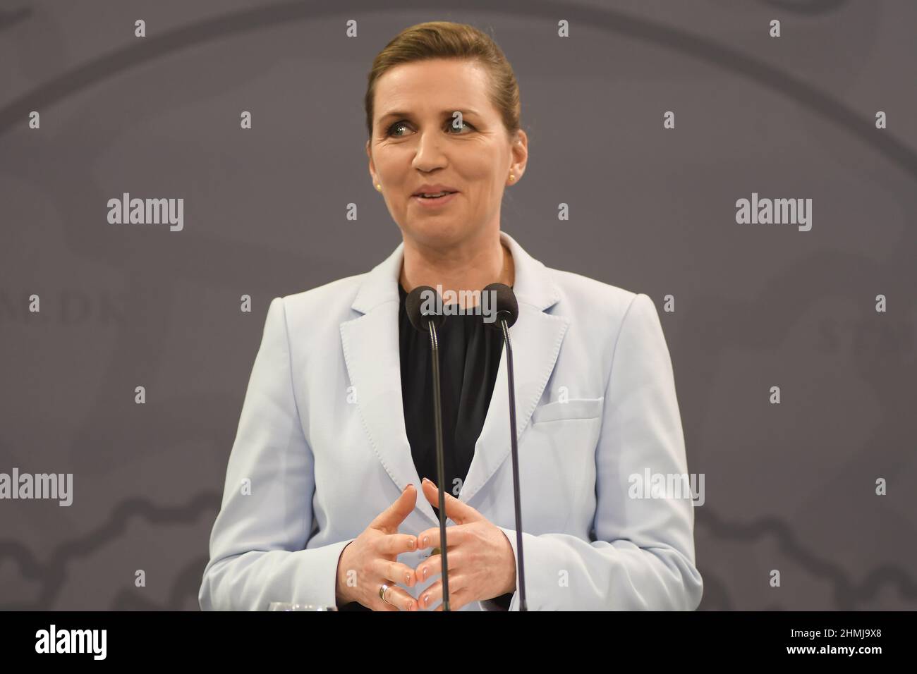 Kopenhagen/Dänemark./10. Februar 2022/Denamrk-Premierministerin Mette Frederiksen hält eine gemeinsame Pressekonferenz mit ihrem Verteidigungsminister zu ihrem lfet Morten Bodskov und zu ihrer Rechten Jeppe Kofod Miister für ausländische Affairns in Bezug auf ´Dänemark und die Vereinigten Staaten von Amerika (USA ) Die Pressekonferenz zu Sicherheits- und Verteidigungskooperationen findet in der Spiegelhalle im Prime Minmister Oiffce Building im danishc apital Copenhagen Denamrk statt. (Foto..Francis Joseph Dean/Dean Bilder) Stockfoto