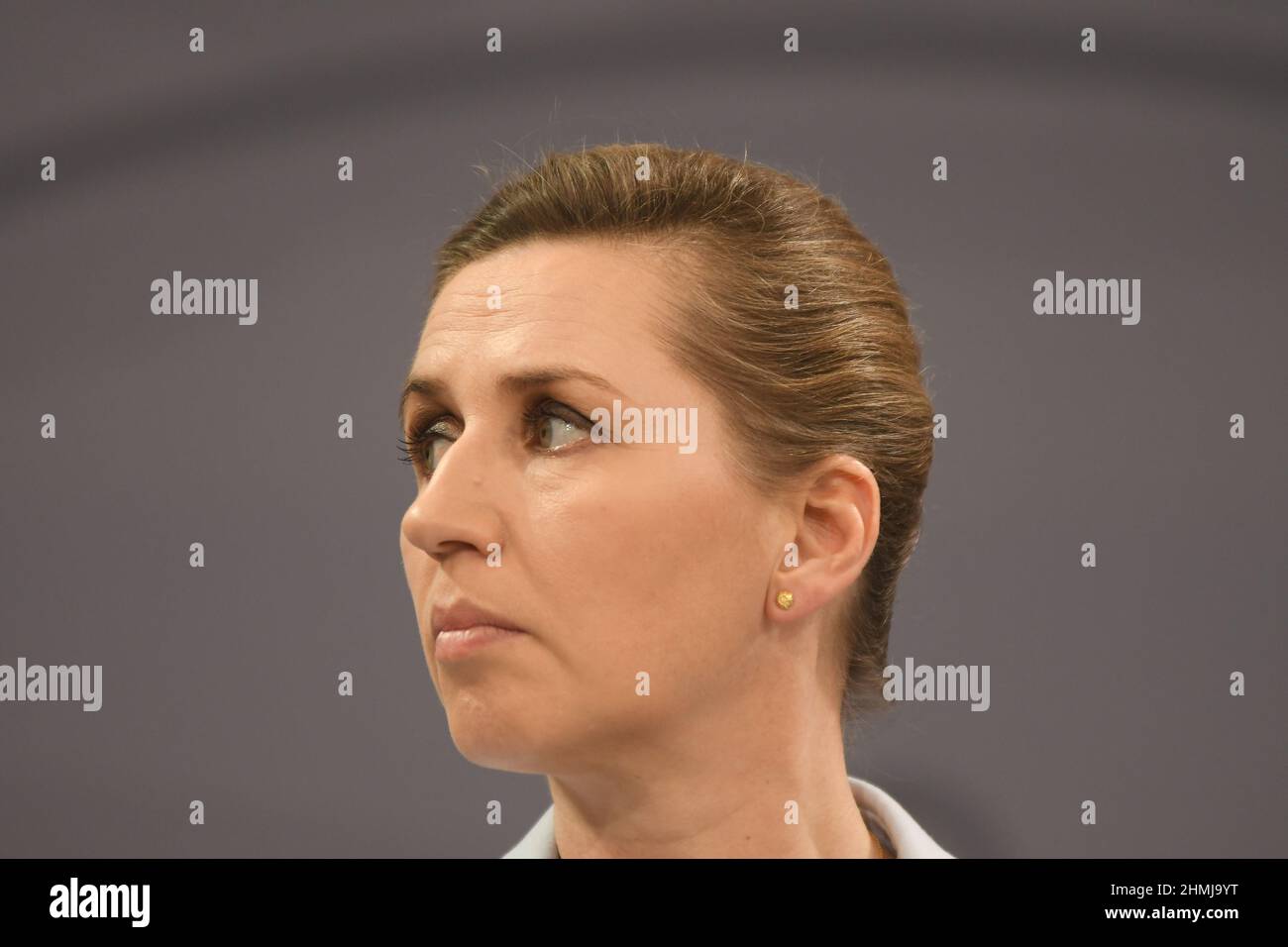 Kopenhagen/Dänemark./10. Februar 2022/Denamrk-Premierministerin Mette Frederiksen hält eine gemeinsame Pressekonferenz mit ihrem Verteidigungsminister zu ihrem lfet Morten Bodskov und zu ihrer Rechten Jeppe Kofod Miister für ausländische Affairns in Bezug auf ´Dänemark und die Vereinigten Staaten von Amerika (USA ) Die Pressekonferenz zu Sicherheits- und Verteidigungskooperationen findet in der Spiegelhalle im Prime Minmister Oiffce Building im danishc apital Copenhagen Denamrk statt. (Foto..Francis Joseph Dean/Dean Bilder) Stockfoto