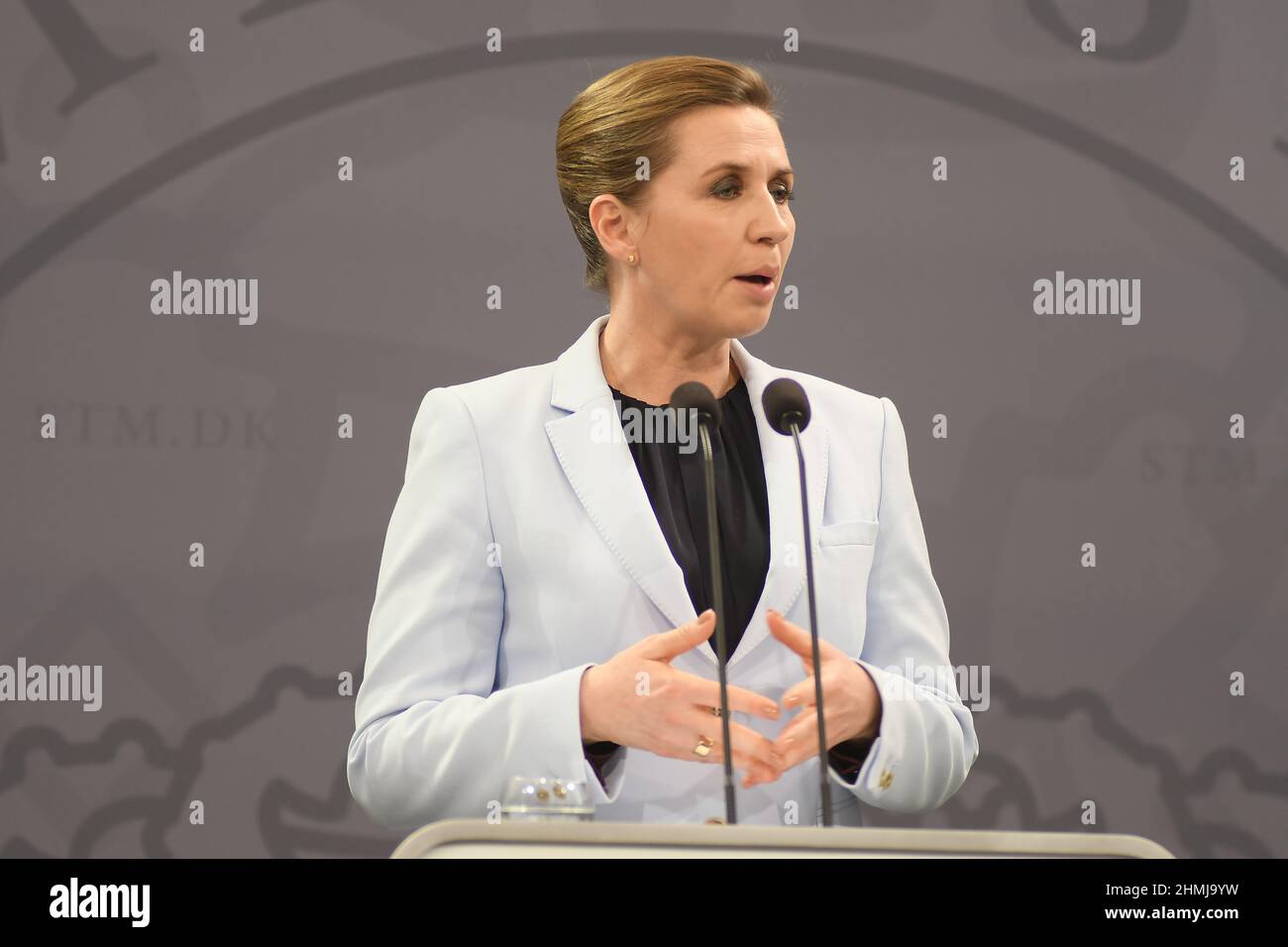 Kopenhagen/Dänemark./10. Februar 2022/Denamrk-Premierministerin Mette Frederiksen hält eine gemeinsame Pressekonferenz mit ihrem Verteidigungsminister zu ihrem lfet Morten Bodskov und zu ihrer Rechten Jeppe Kofod Miister für ausländische Affairns in Bezug auf ´Dänemark und die Vereinigten Staaten von Amerika (USA ) Die Pressekonferenz zu Sicherheits- und Verteidigungskooperationen findet in der Spiegelhalle im Prime Minmister Oiffce Building im danishc apital Copenhagen Denamrk statt. (Foto..Francis Joseph Dean/Dean Bilder) Stockfoto