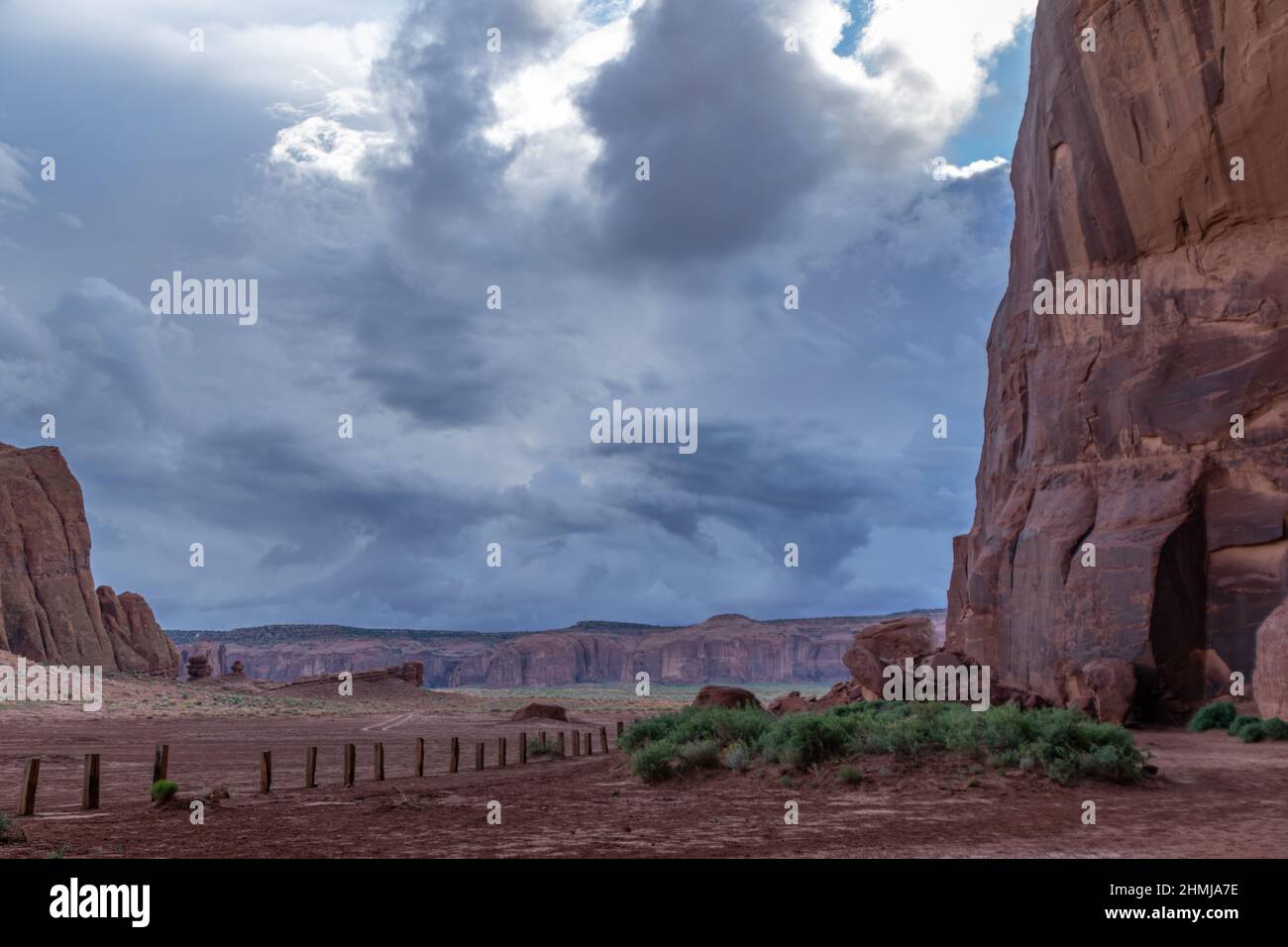 Bedrohlicher Himmel im Südwesten mit großen Steinformationen im Monument Valley Stockfoto