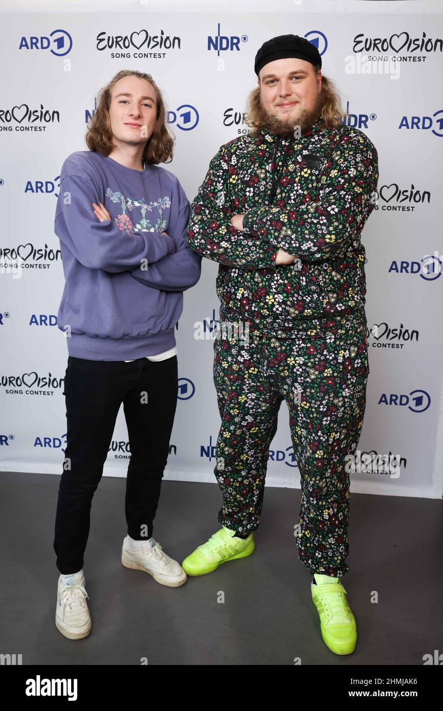 Hamburg, Deutschland. 10th. Februar 2022. Maël & Jonas, einer der sechs Acts für die deutsche Vorrunde des Eurovision Song Contest (ESC), bei einer Fotosession nach einer Online-Pressekonferenz des Norddeutschen Rundfunks (NDR). Am großen ESC-Tag der ARD am 4. März entscheidet das Publikum dann, wer beim ESC in Turin, Italien, für Deutschland auf der Bühne stehen wird. Quelle: Christian Charisius/dpa/Alamy Live News Stockfoto