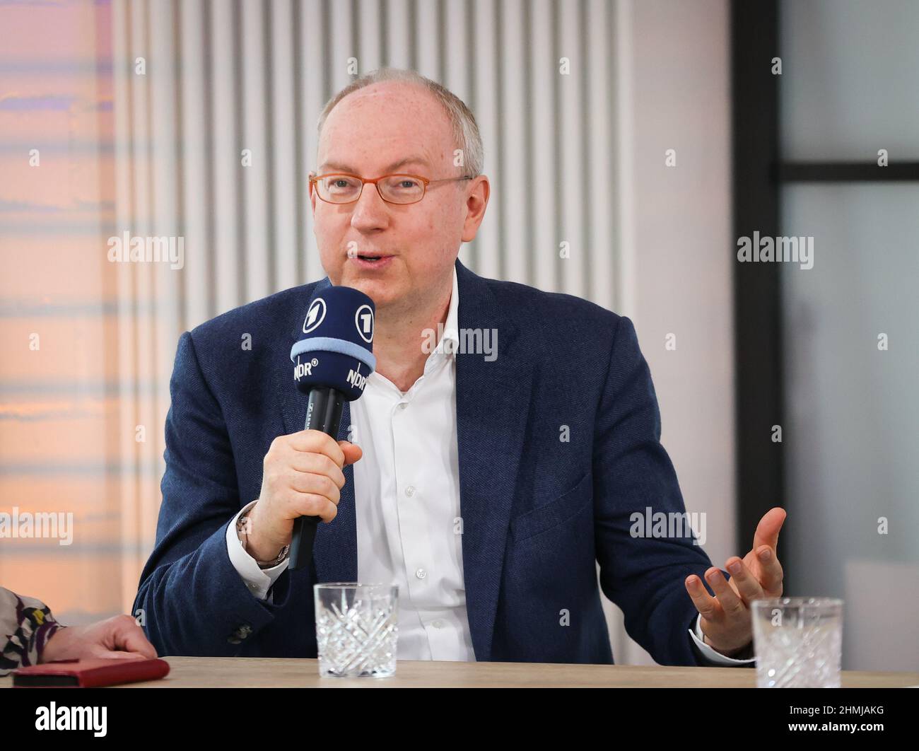 Hamburg, Deutschland. 10th. Februar 2022. Andreas Gerling, Leiter des ARD-Teams des ESC beim Norddeutschen Rundfunk (NDR), spricht auf einer Online-Pressekonferenz des NDR, um die sechs Akten für die deutsche Vorrunde des Eurovision Song Contest (ESC) vorzustellen. Beim großen ESC-Tag der ARD am 4. März entscheidet das Publikum dann, wer beim ESC in Turin, Italien, für Deutschland auf der Bühne stehen wird. Quelle: Christian Charisius/dpa/Alamy Live News Stockfoto
