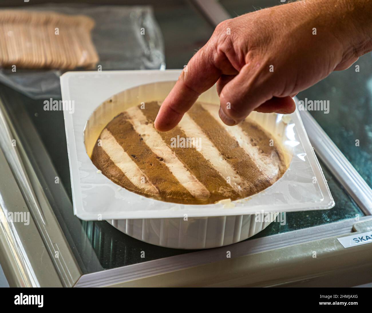 Rygeost, geräucherter Käse in der Verpackung. Die dunklen Teile des Käses wurden Rauch ausgesetzt. Typischer geräucherter Käse der Gundestrup Dairy and Brewery (Gundestrup Mejeri Og Bryghus) Gundestrup, Svendborg, Dänemark Stockfoto