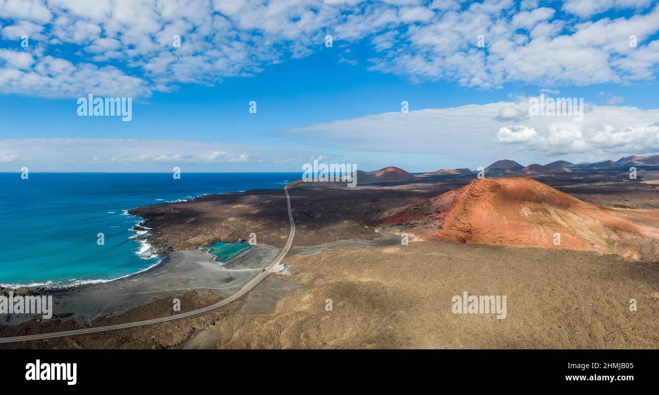 Charco Verde See und volcan Bermeja auf der Insel Lanzarote, Spanien Stockfoto