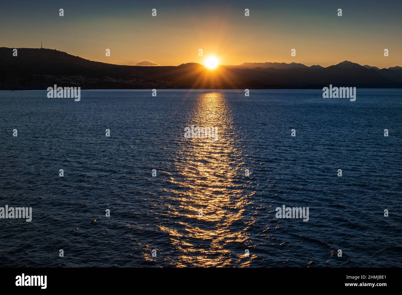 Sonnenaufgang über der Adria. Stockfoto