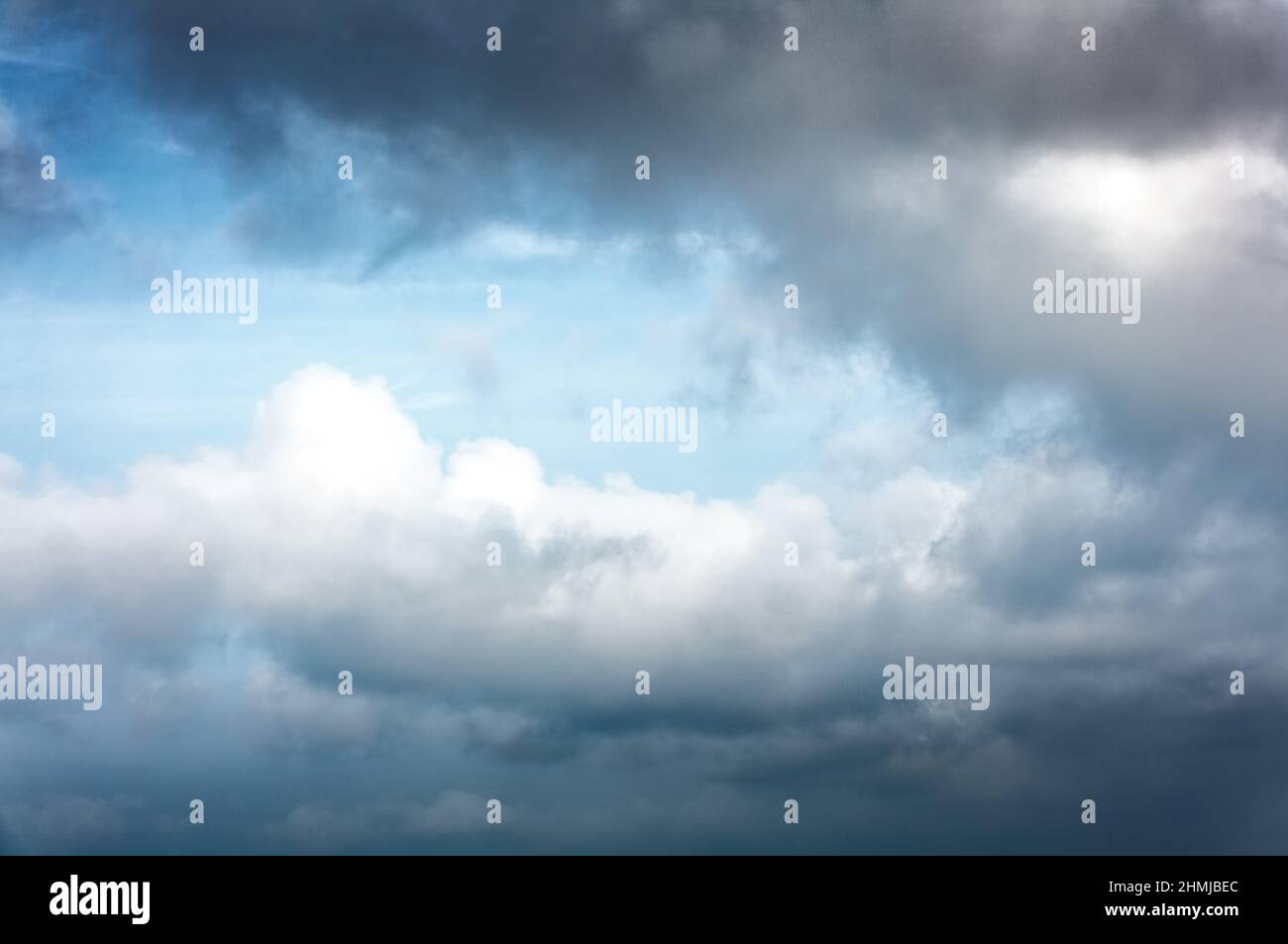 Hochauflösender Hintergrund mit blauem Himmel und weißen und schwarzen Wolken. Dramatischer Himmel. Weichfokus. Stockfoto