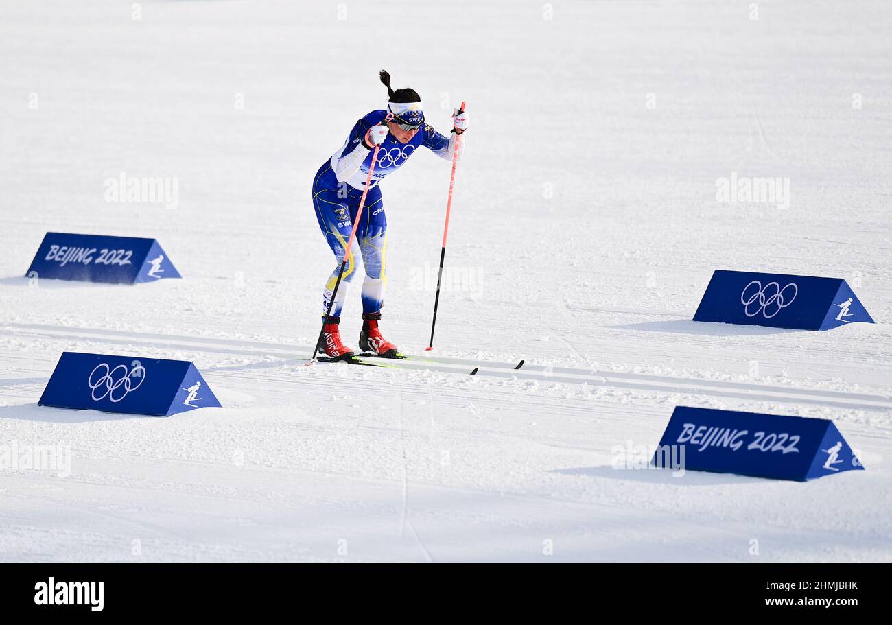 Zhangjiakou, Chinas Provinz Hebei. 10th. Februar 2022. Charlotte Kalla aus Schweden tritt beim Langlauf-Klassiker der Damen 10km im Nationalen Langlaufzentrum in Zhangjiakou, nordchinesische Provinz Hebei, am 10. Februar 2022 an. Quelle: Zhang Hongxiang/Xinhua/Alamy Live News Stockfoto