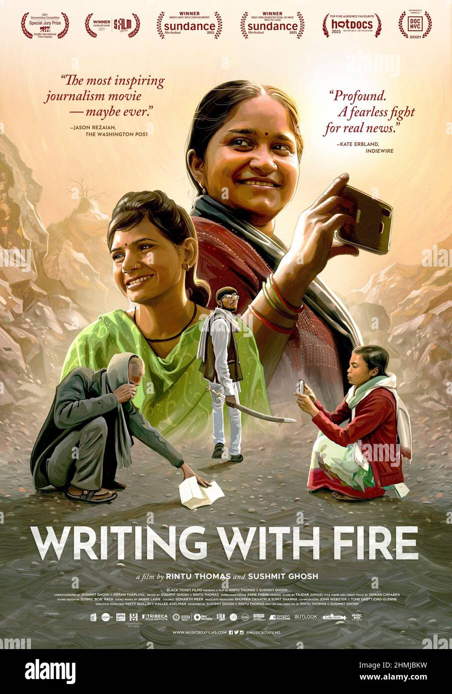 Writing with Fire (2021) unter der Regie von Sushmit Ghosh und Rintu Thomas mit Meera Devi, Shyamkali Devi und Suneeta Prajapati. Dokumentarfilm über Indiens einzige Zeitung, die von Dalit-Frauen geführt wird. Die Chefredakteurin Meera und ihre Journalisten brechen Traditionen und definieren neu, was es bedeutet, mächtig zu sein. Stockfoto