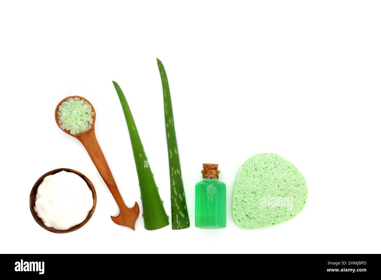 Aloe Vera Feuchtigkeitscreme, Peelingsalz, Gel, grüne Blattzweigen und Kosmetikschwamm auf weißem Hintergrund. Natürliche Hautpflegeprodukte auf pflanzlicher Basis. Stockfoto