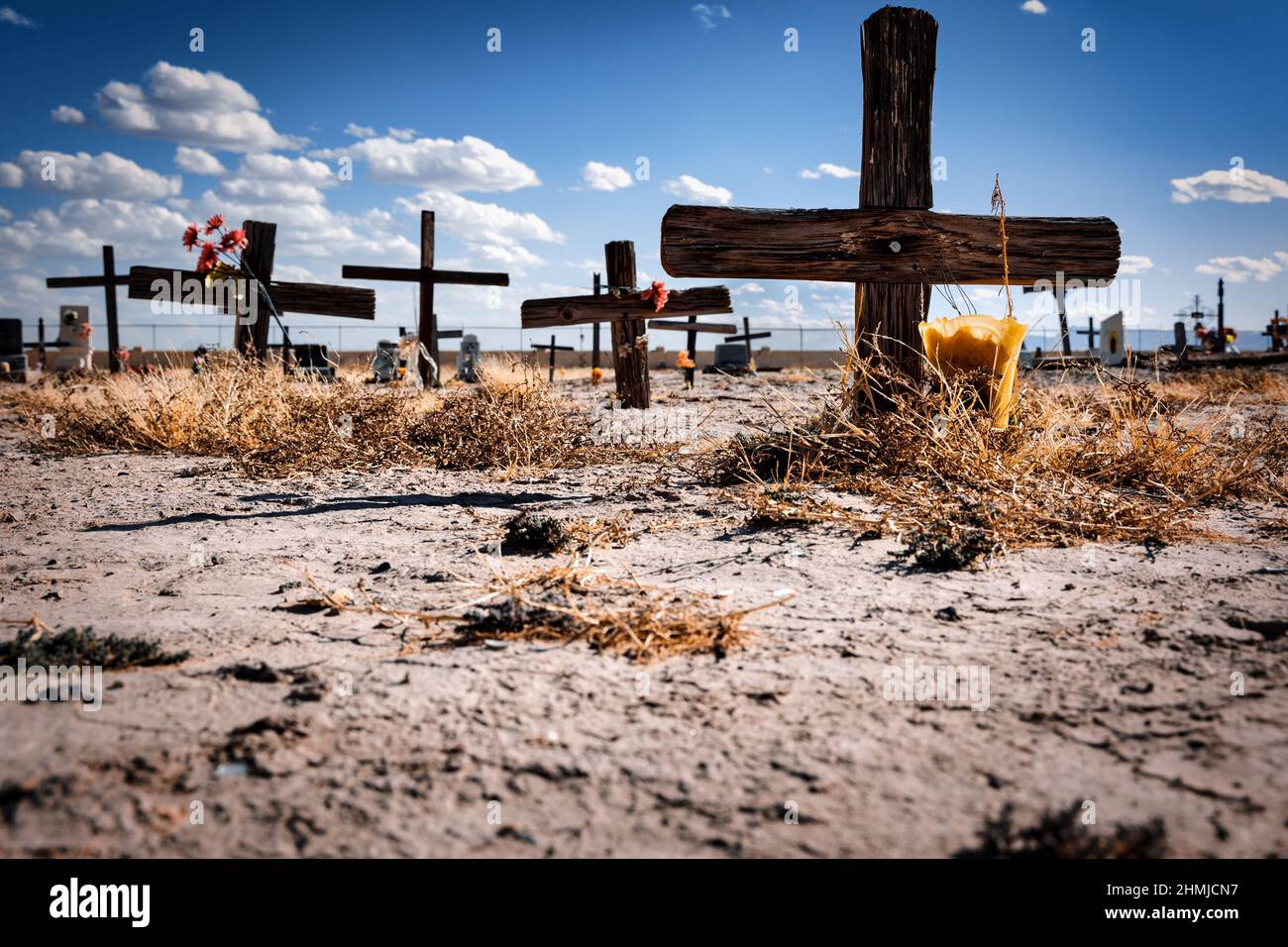 Verwitterte Kreuze im Wüstensand auf dem Friedhof La Isla südöstlich von El Paso, Texas. Stockfoto