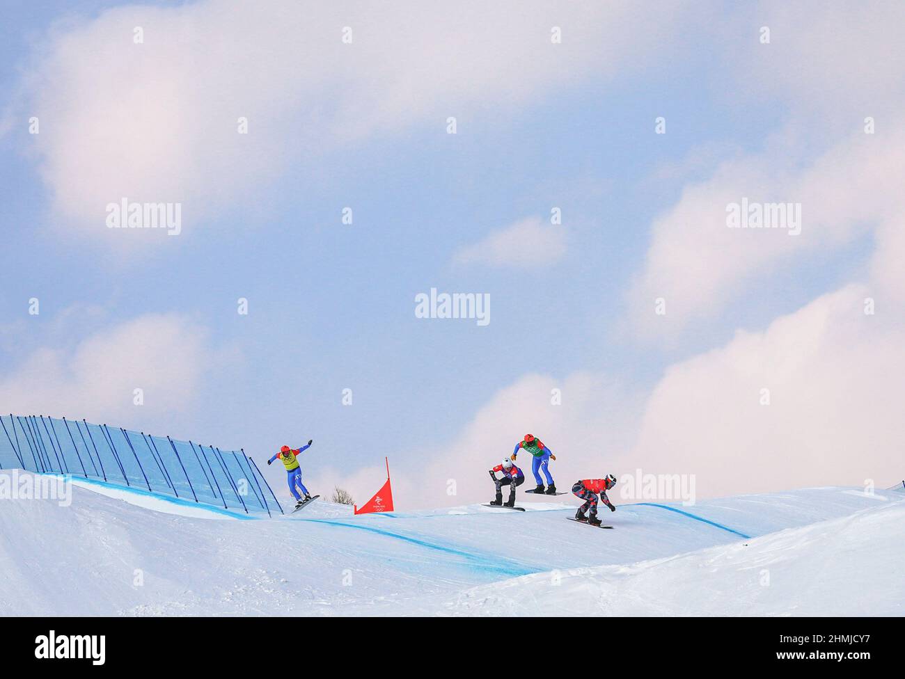 Zhangjiakou, Chinas Provinz Hebei. 10th. Februar 2022. Die Athleten treten während des Halbfinales des Snowboardkreuzes für Männer im Genting Snow Park in Zhangjiakou, nordchinesische Provinz Hebei, am 10. Februar 2022 an. Quelle: Xu Chang/Xinhua/Alamy Live News Stockfoto
