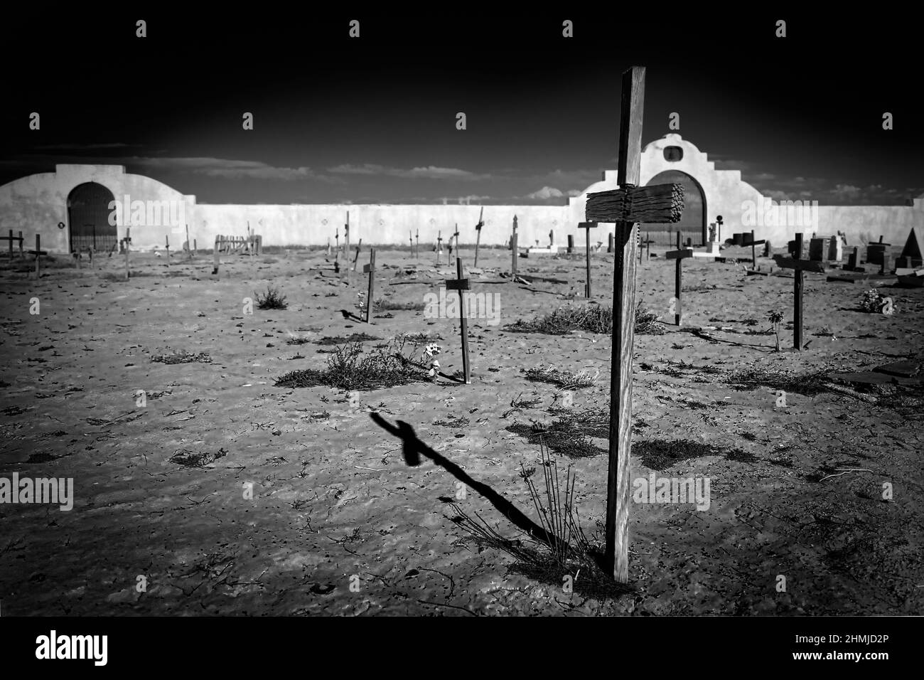 Verwitterte Kreuze von unbekannten Gräbern auf dem Friedhof La Isla südöstlich von El Paso, Texas. Stockfoto