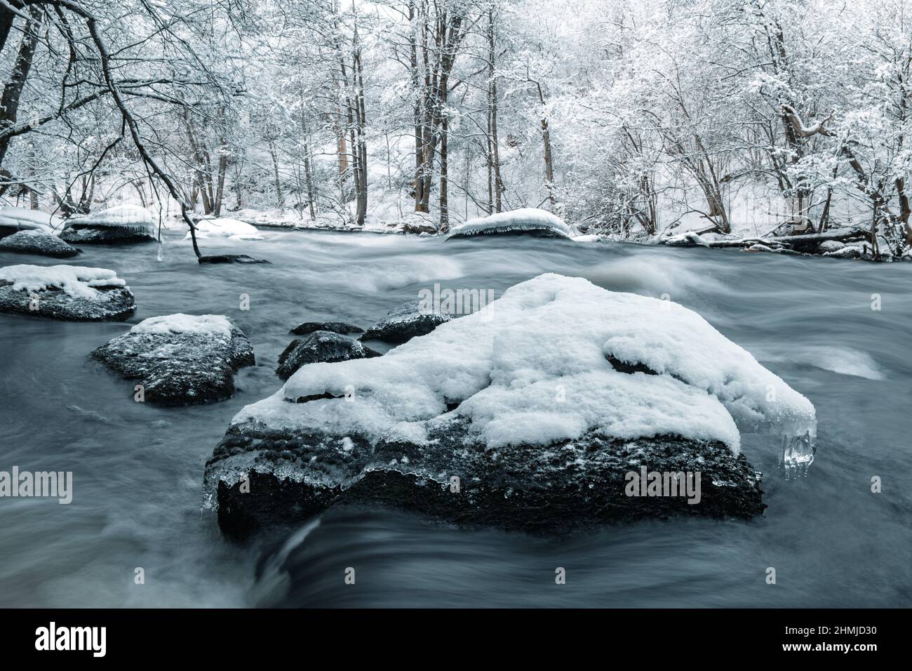 Wasser fließt im Winter Fluss, Schweden Stockfoto