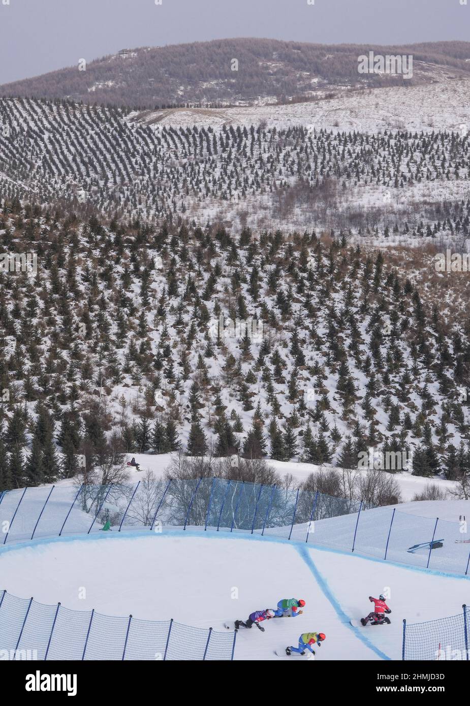 Zhangjiakou, Chinas Provinz Hebei. 10th. Februar 2022. Die Athleten treten während des Halbfinales des Snowboardkreuzes für Männer im Genting Snow Park in Zhangjiakou, nordchinesische Provinz Hebei, am 10. Februar 2022 an. Quelle: Peng Ziyang/Xinhua/Alamy Live News Stockfoto