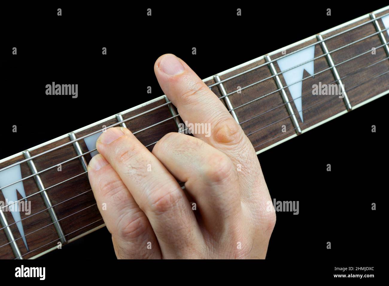 Gitarristen spielen Hand auf dem Griffbrett einer E-Gitarre Stockfoto