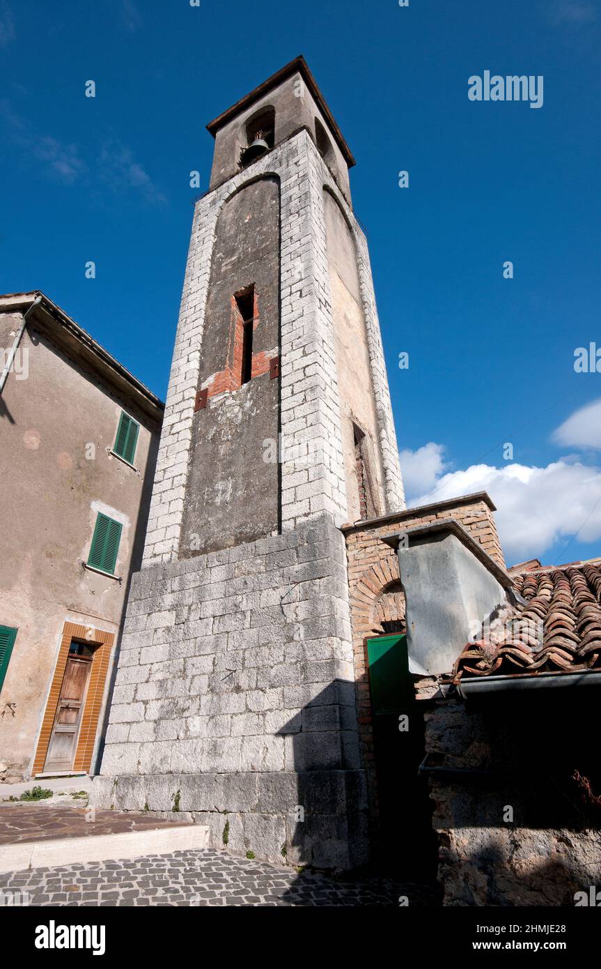 Glockenturm der Kirche San Giovanni Battista im Dorf Cineto Romano, Latium, Italien Stockfoto