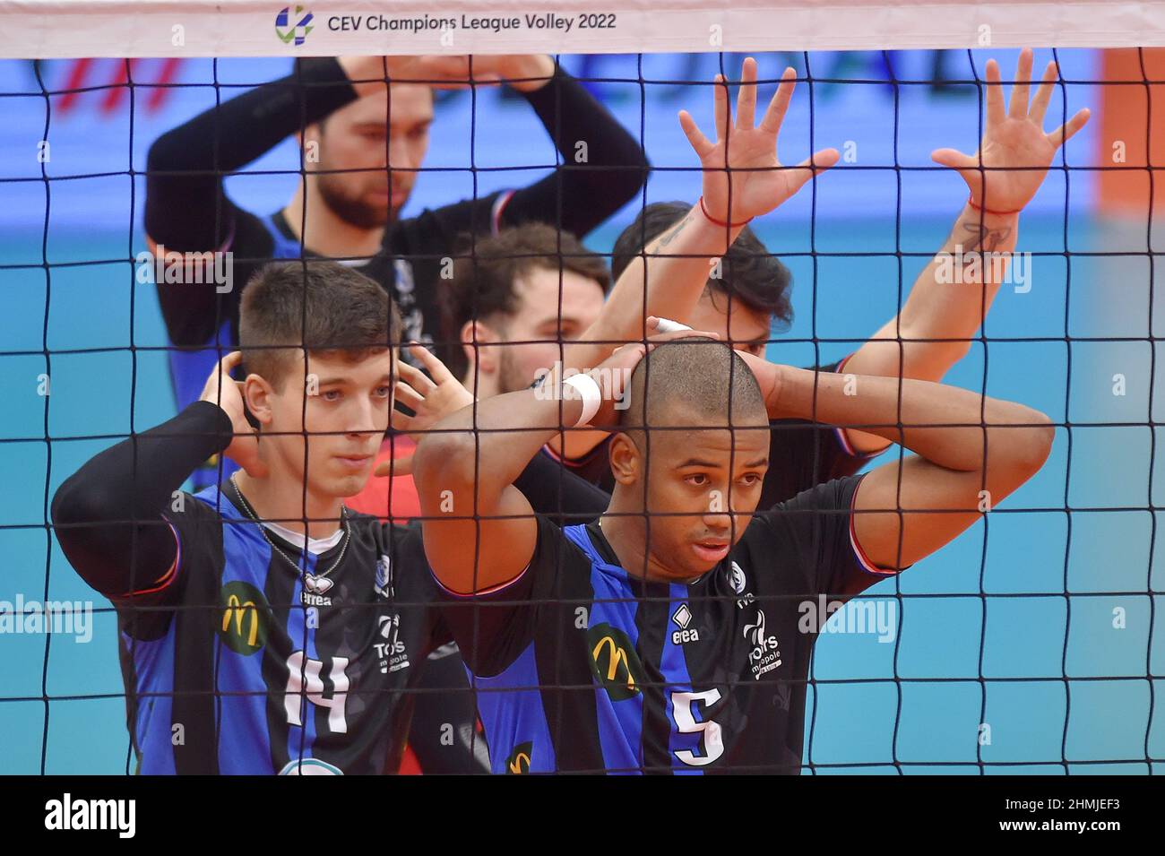 Karlsbad, Tschechische Republik. 10th. Februar 2022. L-R Luciano Palonsky und Leandro Dos Santos Nascimento von Tours im Einsatz beim CEV Volleyball Cup Spiel der Herren´s ZK Karlovarsko gegen Tours VB, Tschechisch, Viertelfinale in Karlovy Vary, Tschechische Republik, 10. Februar 2022. Kredit: Slawomir Kubes/CTK Foto/Alamy Live Nachrichten Stockfoto