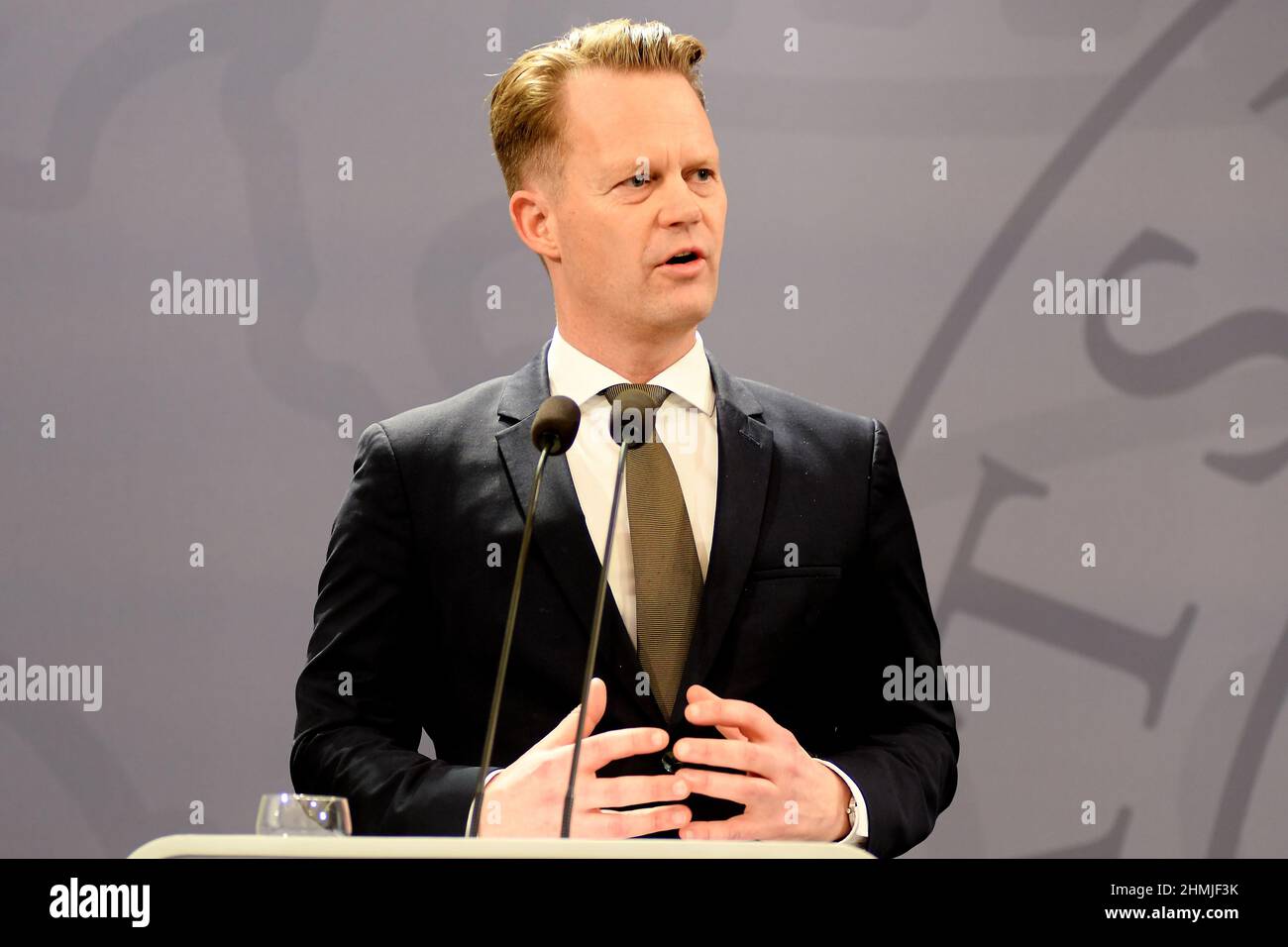 Kopenhagen/Dänemark./10. Februar 2022/Denamrk-Premierministerin Mette Frederiksen hält eine gemeinsame Pressekonferenz mit ihrem Verteidigungsminister zu ihrem lfet Morten Bodskov und zu ihrer Rechten Jeppe Kofod Miister für ausländische Affairns in Bezug auf ´Dänemark und die Vereinigten Staaten von Amerika (USA ) Die Pressekonferenz zu Sicherheits- und Verteidigungskooperationen findet in der Spiegelhalle im Prime Minmister Oiffce Building im danishc apital Copenhagen Denamrk statt. (Foto..Francis Joseph Dean/Dean Bilder) Stockfoto