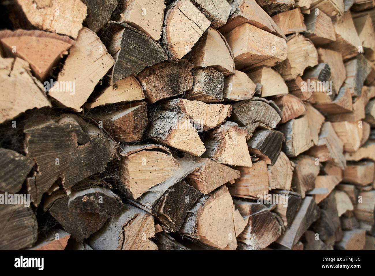 Im Holzstapel gestapeltes Brennholz, in mehreren Reihen. Landleben, Brennstoff für Öfen. Stockfoto