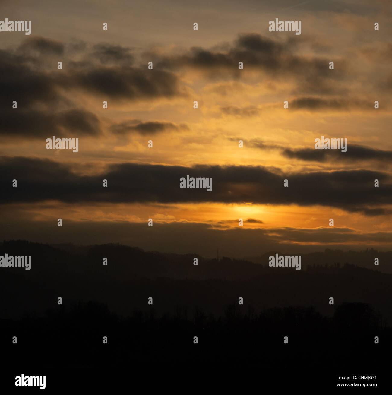 Sonnenuntergang über den schweizer Wäldern des Emmentals, mit schöner Farbe und epischem Gefühl Stockfoto