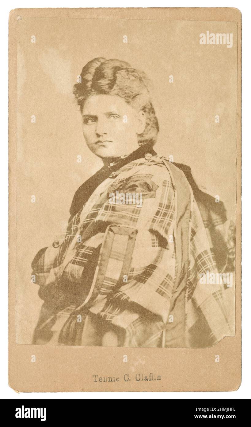 Antike ca. 1860s Carte de Visite von Tennie Claflin. Lady Tennessee Celeste Claflin, Viscountess of Montserrat (1844-1923), auch bekannt als Tennie C., war eine amerikanische Frauenrechtlerin, die zusammen mit ihrer Schwester Victoria Woodhull am besten als erste Frau bekannt war, die 1870 eine Wall Street Brokerage-Firma eröffnet hat. QUELLE: ORIGINAL PHOTOGRAPHIC CARTE DE VISITE Stockfoto