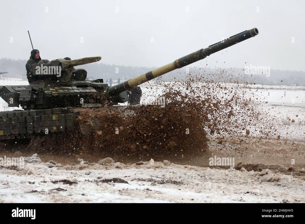 REGION CHARKIW, UKRAINE - 10. FEBRUAR 2022 - die Soldaten der Iwan Sirko 92nd Mechanisierten Brigade der ukrainischen Streitkräfte fahren einen Panzer während Stockfoto