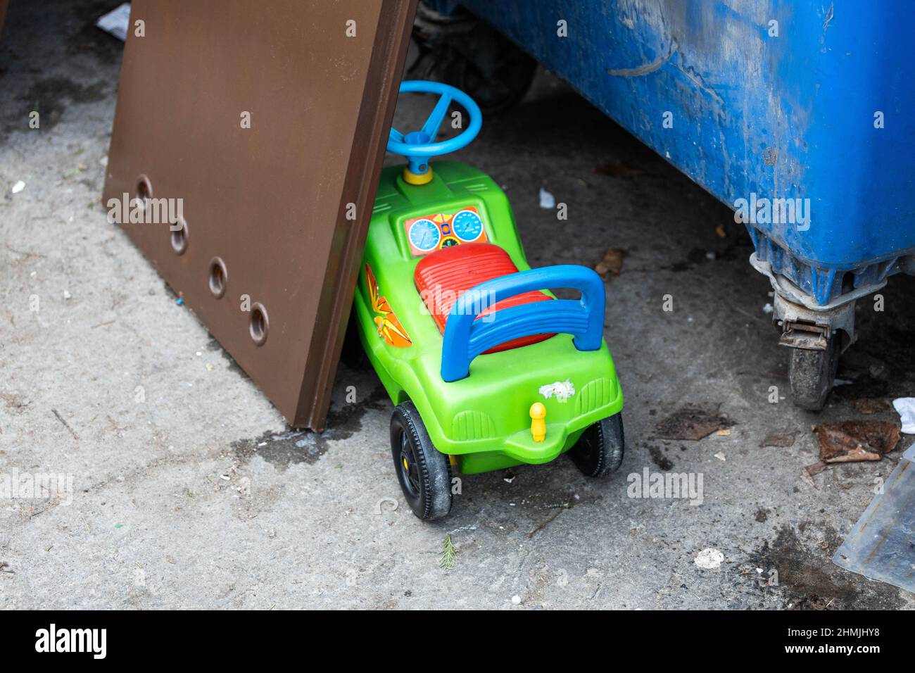 Spielzeug in Müll geworfen Stockfoto