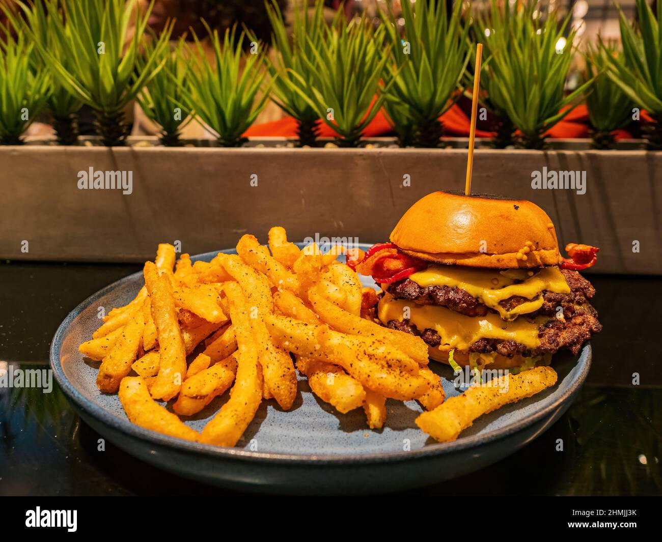 Nahaufnahme eines Double Steak Burger mit pommes in Texas Stockfoto