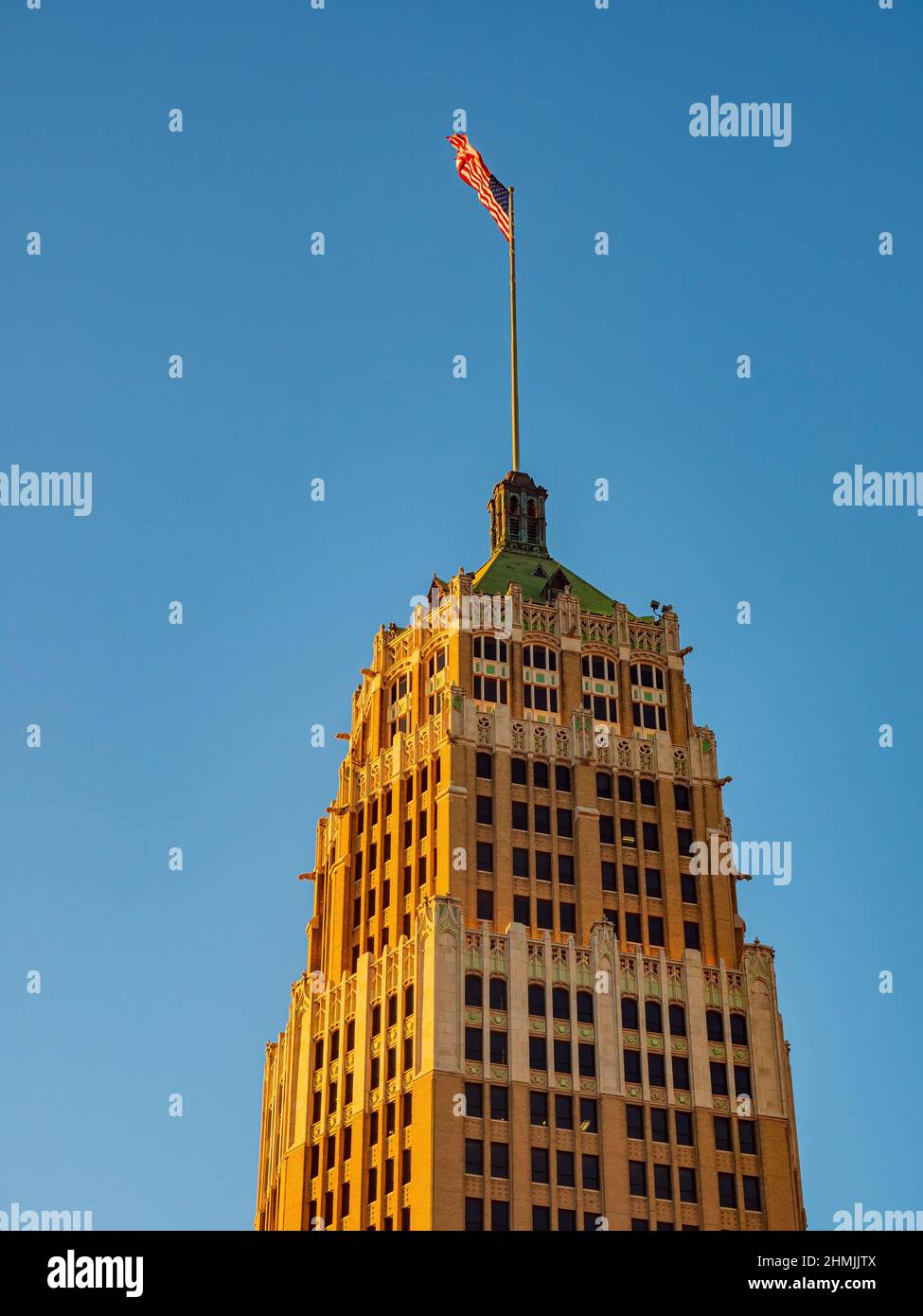 Sonnige Außenansicht des Tower Life Building in Texas Stockfoto