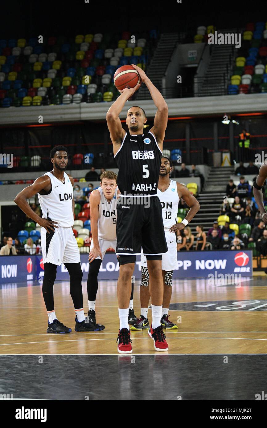 Stratford, England, Februar 09th 2022 Ryan Evans (5 Bakken Bears) schießt den Ball aus der Freiwurflinie während der FIBA Europe Cup-Meisterschaft zwischen London Lions und Bakken Bears in der Copper Box Arena, Queen Elizabeth Olympic Park - London, England. Stockfoto