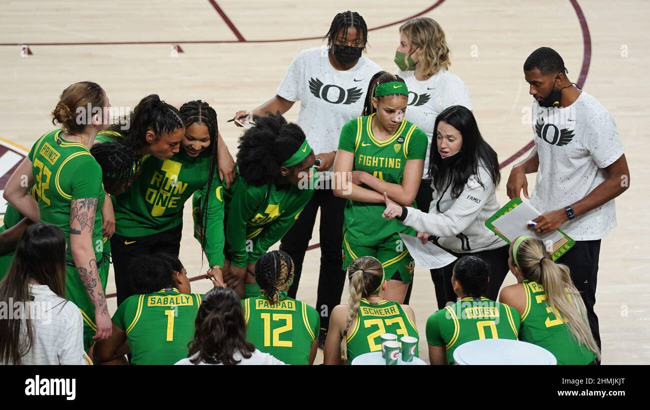 Tempe, Usa. 06th. Februar 2022. Tempe, Arizona, USA, Februar 6, Asociate-Cheftrainerin Jodie Berry (Oregon Ducks) stellt ihr Team während eines Timeouts während ihres Konferenzspiels zwischen den Oregon Ducks und den Sun Devils des Staates Arizona in der Desert Financial Arena in Tempe, Arizona, USA, unter die Leitung. Edwin Rodriguez/SPP Credit: SPP Sport Press Photo. /Alamy Live News Stockfoto