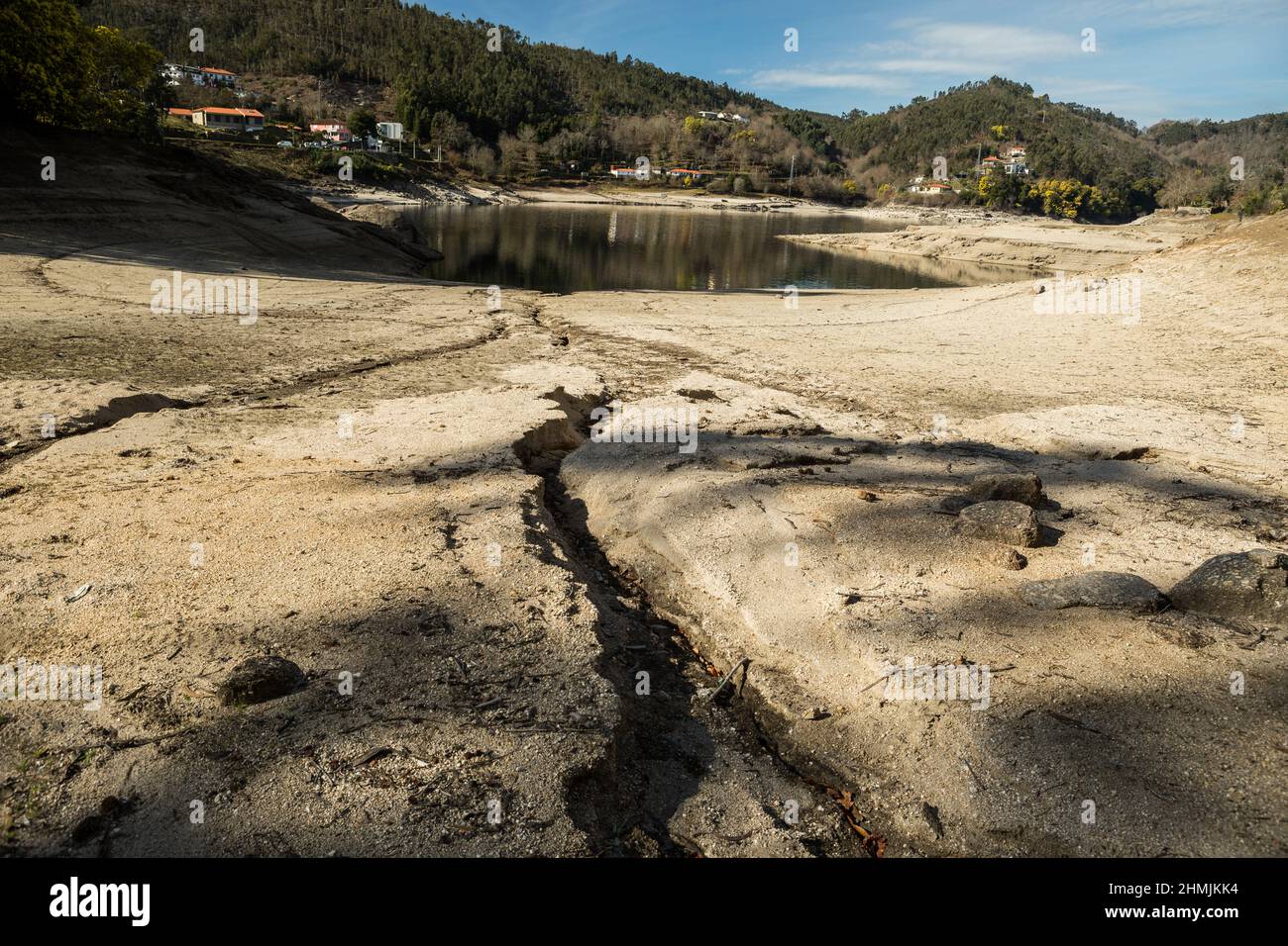 Trockener Boden und sehr niedriger Wasserstand in Ermal, nördlich von Portugal aufgrund von Dürre in dieser Jahreszeit - Februar 2022 Stockfoto