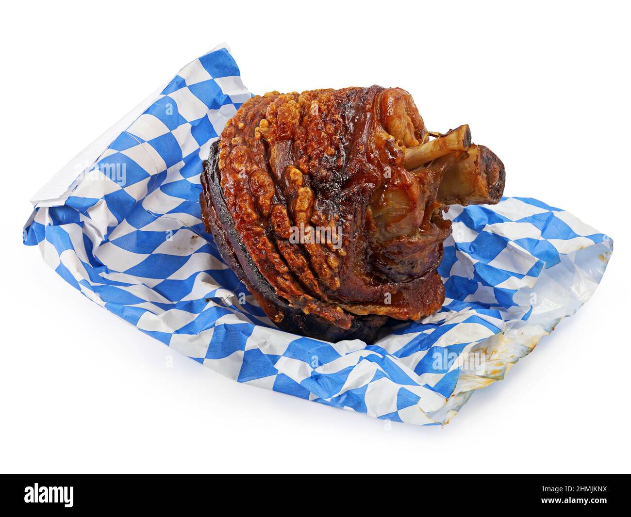 Knusprig gebratene Schweinshaxe auf bayrischem wärmenden Grillbeutel isoliert auf weißem Hintergrund Stockfoto