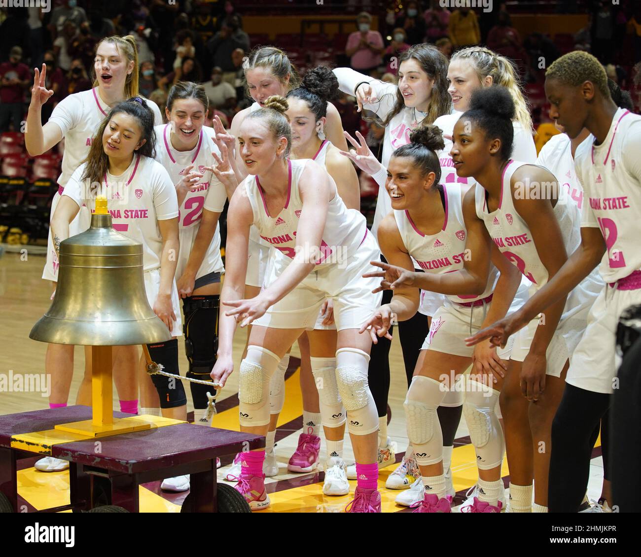 Tempe, Usa. 06th. Februar 2022. Tempe, Arizona, USA, 6. Februar, Arizona State Sun Devils Damen-Team feiern ihren Sieg mit dem Glockenläuten nach ihrem Konferenzspiel zwischen den Oregon Ducks und den Arizona State Sun Devils in der Desert Financial Arena in Tempe, Arizona, USA. Edwin Rodriguez/SPP Credit: SPP Sport Press Photo. /Alamy Live News Stockfoto