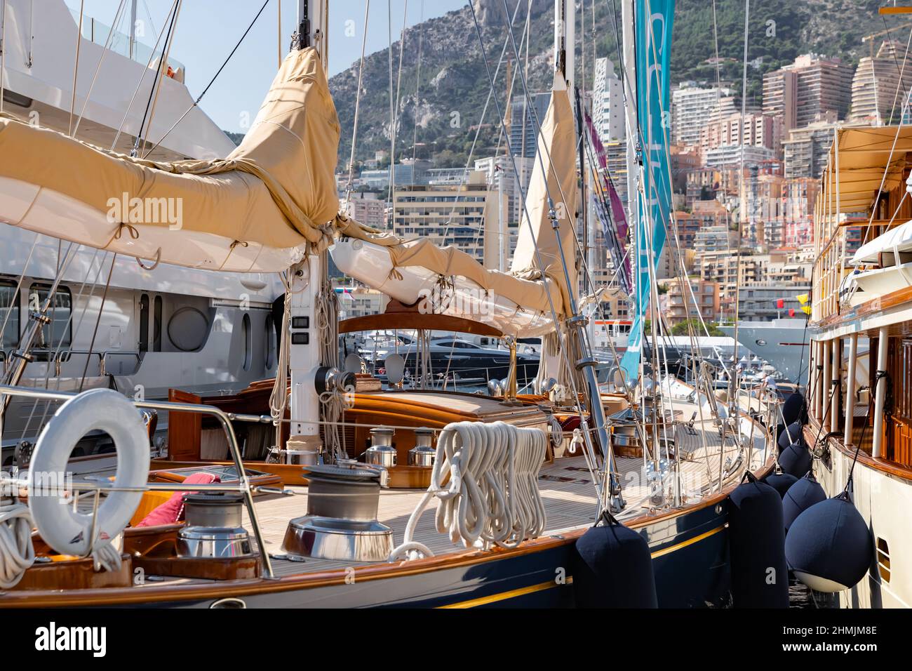 Ein Hauptdeck von Segelyacht im klassischen Stil, viele riesige Yachten sind im Hafen von Monaco an sonnigen Tagen, Monte Carlo, Berge und Gehäuse-Massiv sind auf Stockfoto