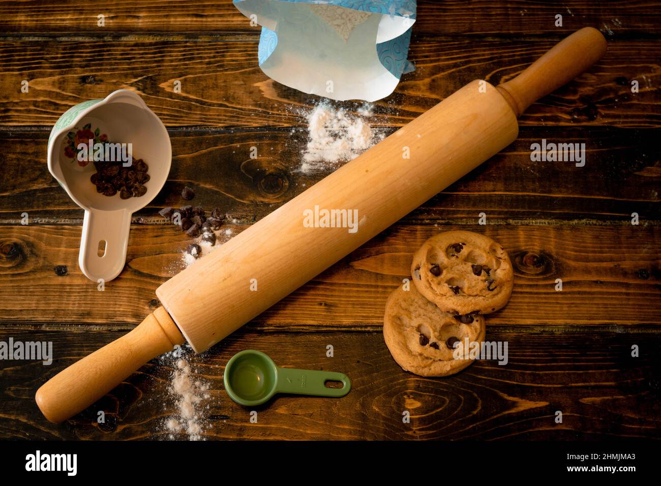 Backen von warmen Plätzchen an einem Wintertag Stockfoto