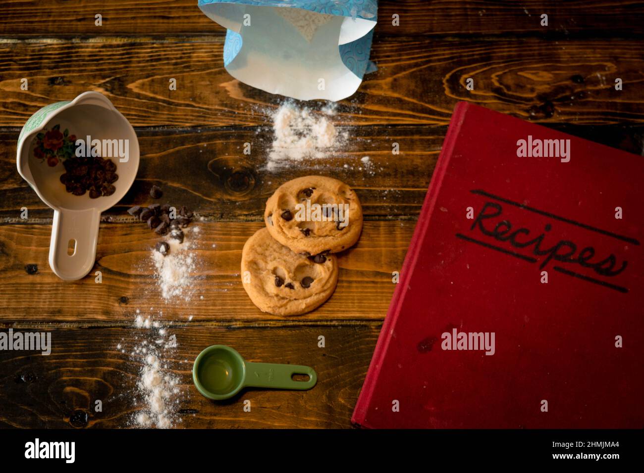 Backen von warmen Plätzchen an einem Wintertag Stockfoto